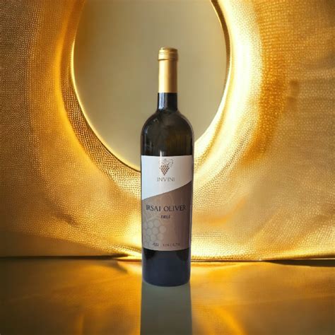 Rôzne štýly zlatých etikiet na víno