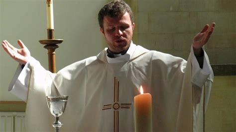 Kňaz pri oltári počas prefácie