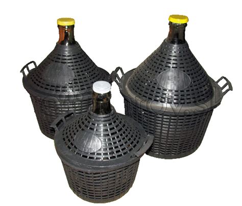 Sklenené demižóny s ovocnými destilátmi