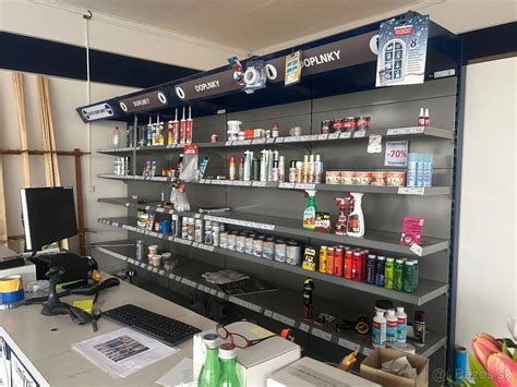 obchodný regál s alkoholom