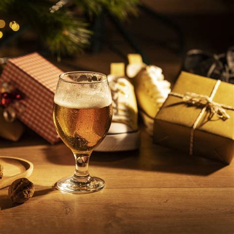 Vianočné pivo v pohári s vianočnou atmosférou