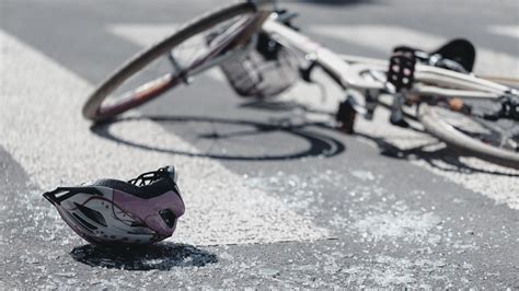 Ilustrácia cyklistu s alkoholovým testerom