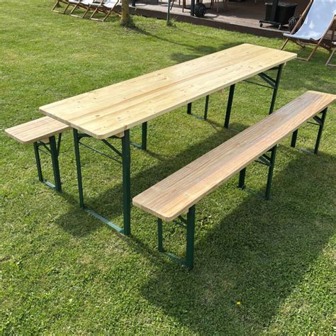 drevený pivný set v záhrade