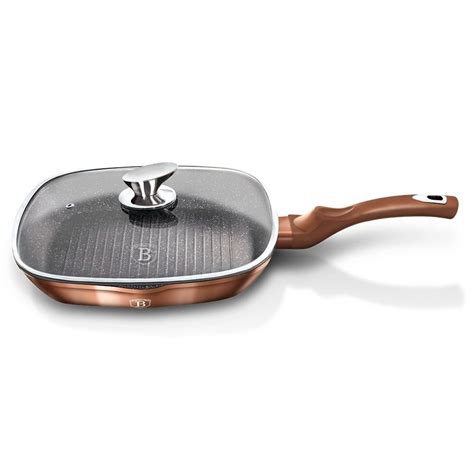 Grilovacia panvica s opečeným steakom