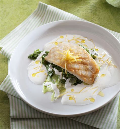 tanier s grilovanou rybou a šalátom