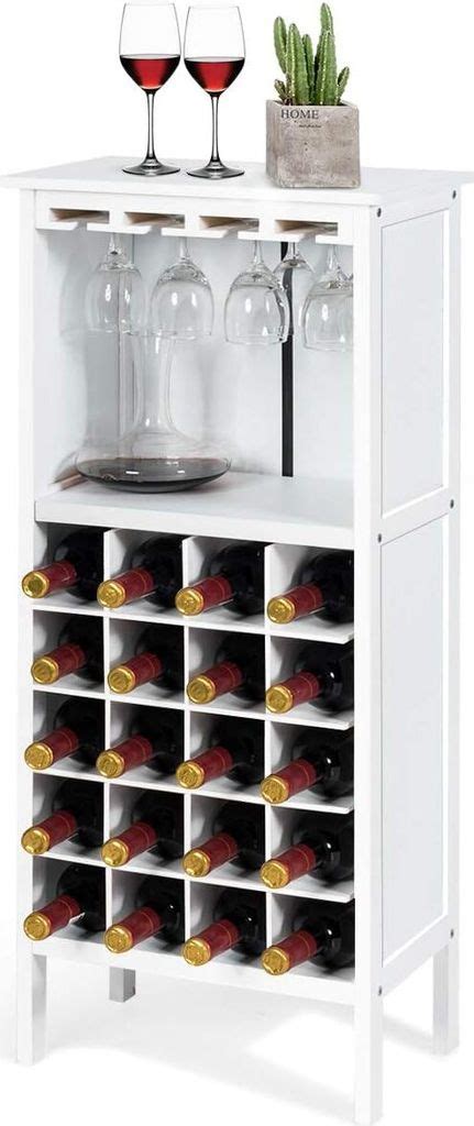 detail dreveného stojana na víno s fľašami