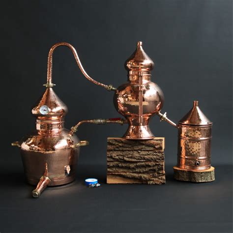 Tradičná medená destilačná nádoba (alambic charentais)