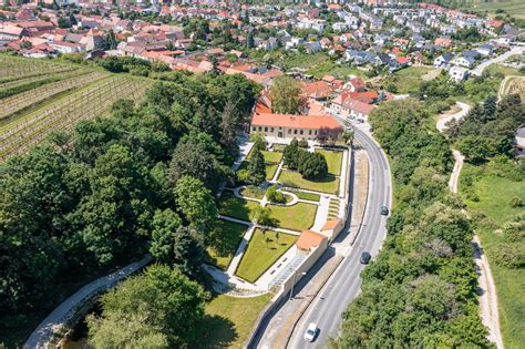 Kaštieľ v Modre - sídlo Malokarpatského salónu vín