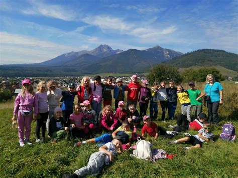 Obrázok znázorňujúci človeka meditujúceho v prírode