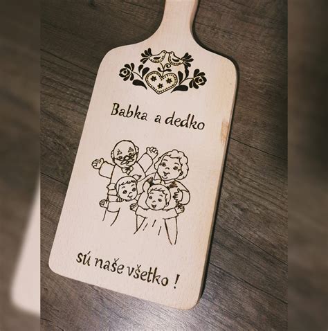 Ukážka rôznych drevených výrobkov s gravírovaním