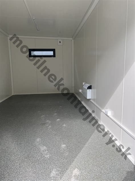 Interiér sklárne s pecami a sklármi