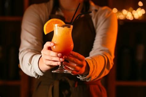 Koktail Sex on the Beach s ovocnou ozdobou