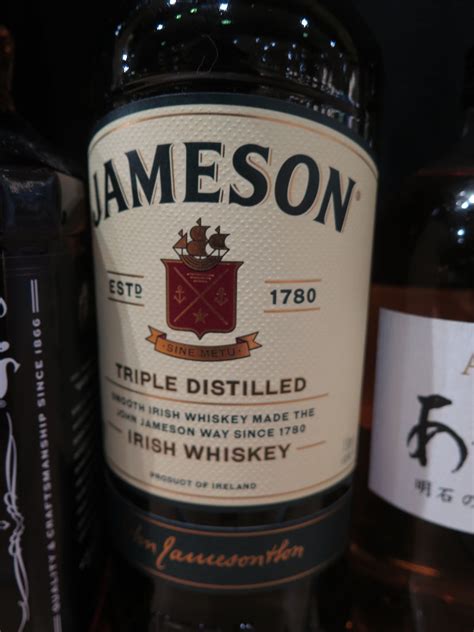 Fľaše whiskey Jameson a Jack Daniel's vedľa seba