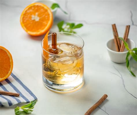 Škorica a whisky na stole
