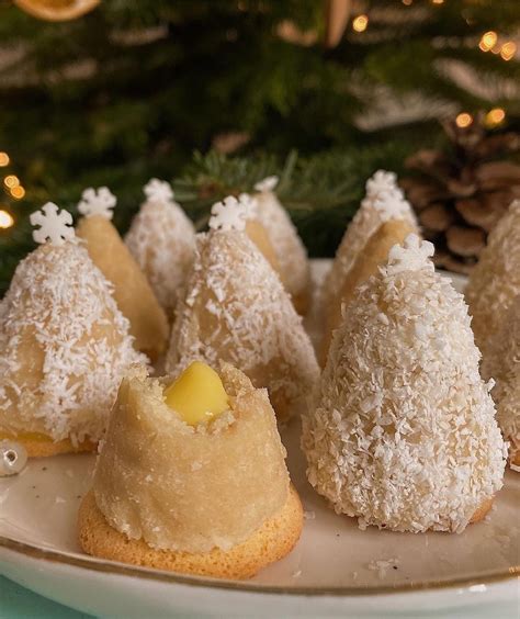 Fľaša s domácim vaječným koňakom pripravená na servírovanie