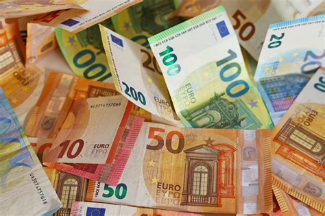 Symboly peňazí a dlhu