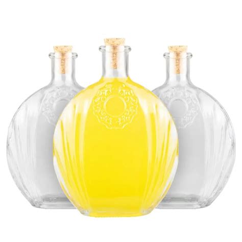 Ilustračná fotografia zobrazujúca sklenené fľaše s alkoholom rôznych druhov.