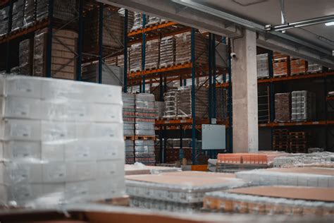 Ilustrácia skladu s regálmi a tovarom