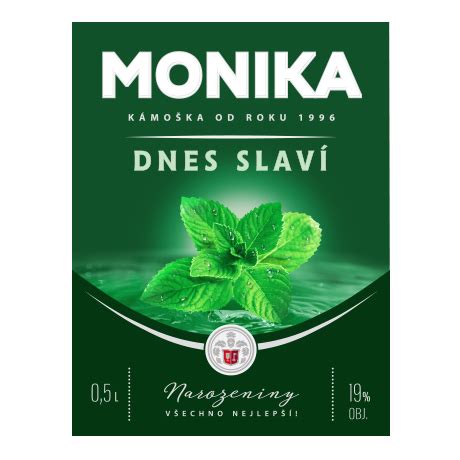 Zelená nálepka na fľaši alkoholu s označením šarže a dátumu výroby