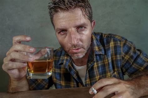 Ilustrácia mladej osoby užívajúcej alkohol na spoločenskej udalosti.