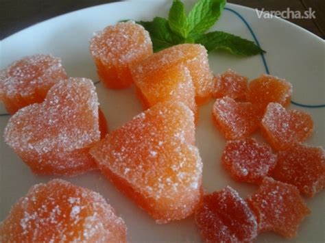 Rôzne produkty z duly: likér, sirup, želé, syr a cukríky