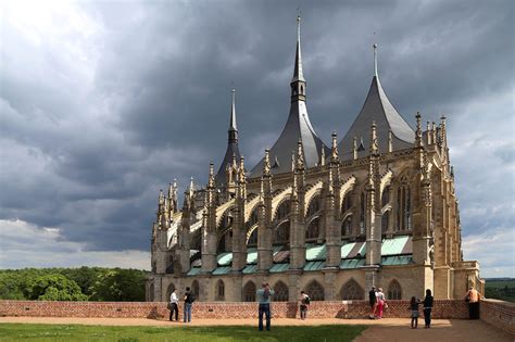 Diagram zobrazujúci viacero teplotných zón v skrinke na víno