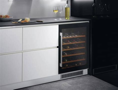 Vstavaná skrinka na víno integrovaná do kuchynskej linky