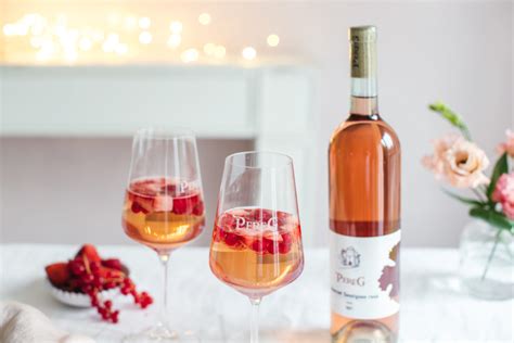 Ilustrácia rôznych druhov ružového vína v pohároch