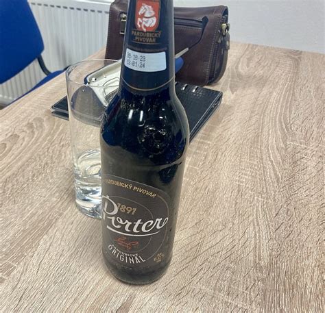 Fľaša Pardubický Porter s charakteristickou tmavou farbou a bohatou penou