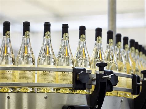 Detailná fotografia čistenia fľaše vína