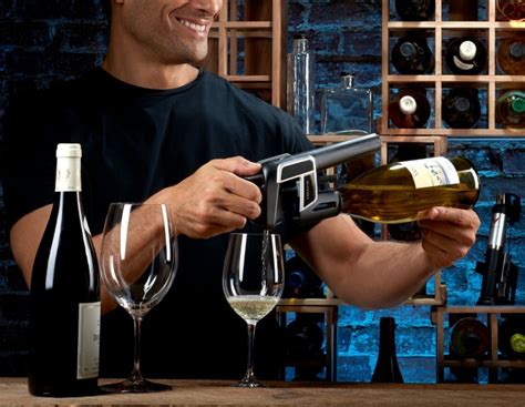 Kompozícia s fľašou vína a jemnými tieňmi