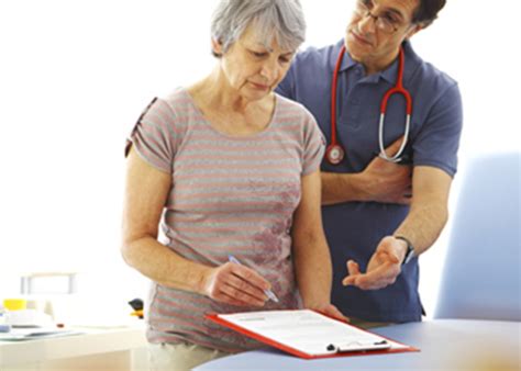 Ilustrácia zobrazujúca lekára a pacienta v konzultácii