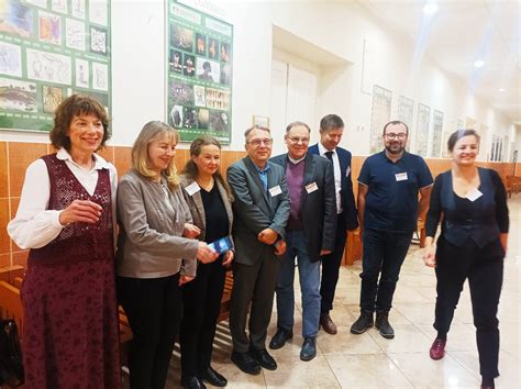 skupinová fotografia hercov