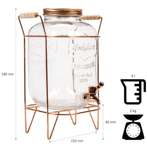 Sklenená nádoba s pálenkou zakrytá plátnom