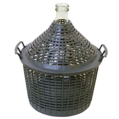 Ilustračná fotografia 20-litrového skleneného demižónu v plastovom koši