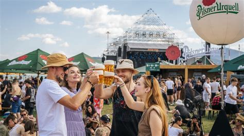 Návštevníci festivalu popíjajúci pivo v príjemnom prostredí
