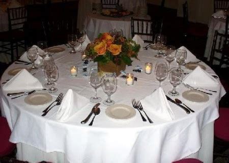 Prestretý stôl pre formálnu večeru