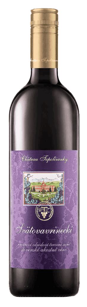 Pohár s červeným vínom a fľaša Chateau Topoľčianky Svätovavrinecké