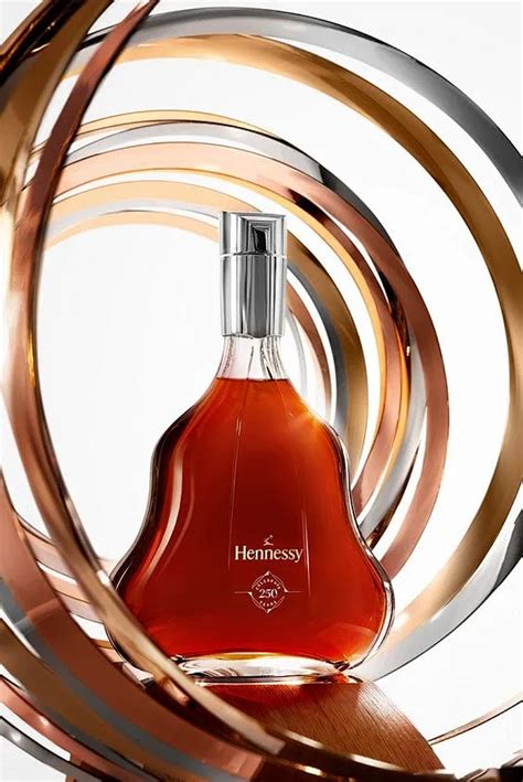 Ukážka rôznych označení koňaku Hennessy na fľašiach