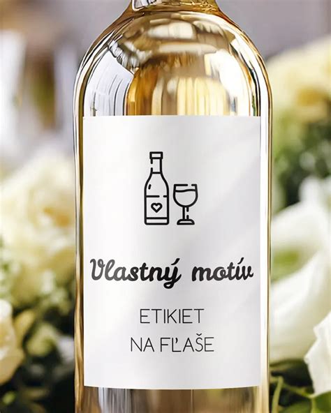 Detailná fotografia etikety s tradičným motívom