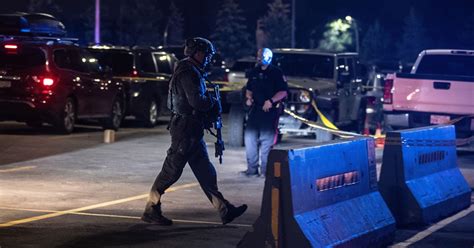 Ilustrácia ľudí v krčme, ktorí sa zabávajú