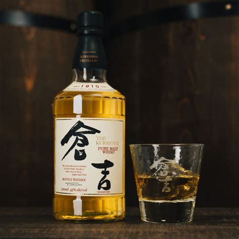 Japonská whisky fľaša