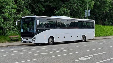 Školský autobus na zasneženej ceste