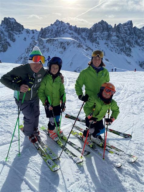 Žiaci na svahu s inštruktorom