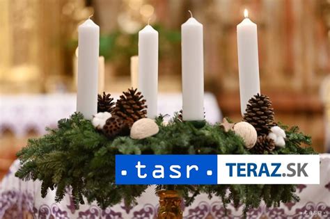 Ilustračná fotografia adventného venca so štyrmi sviečkami.