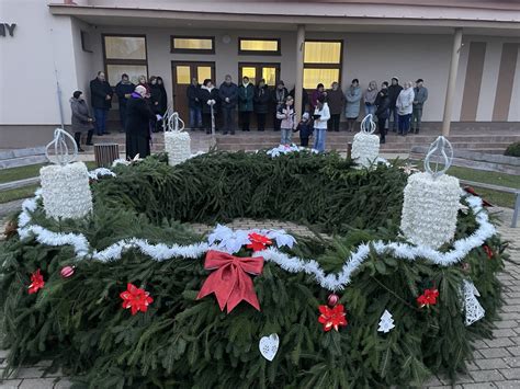 Ukážka netradičného adventného venca vyrobeného z plechoviek.