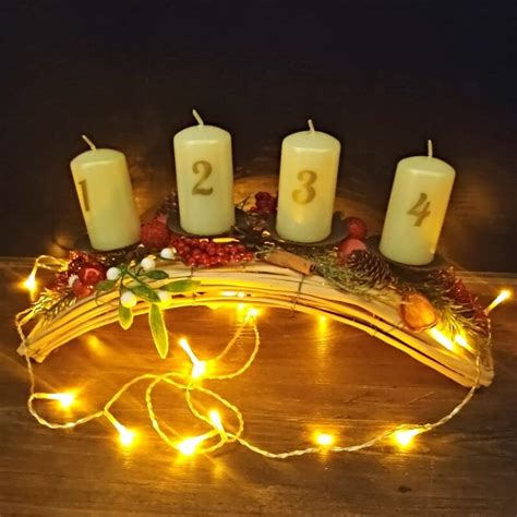 Ukážka jednoduchého adventného venca naaranžovaného na tortovom podnose.