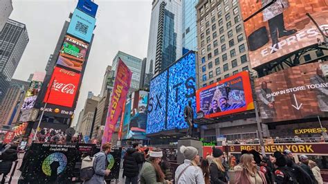 Ľudia sledujúci zhadzovanie lopty na Times Square