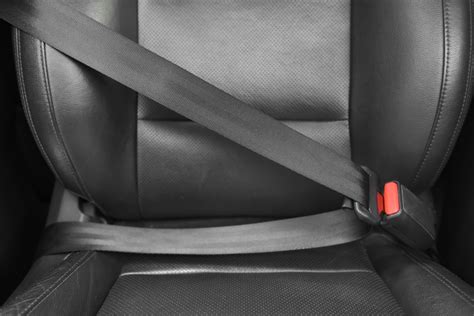 Ilustračná fotografia vodiča kamióna kontrolujúceho bezpečnostný pás