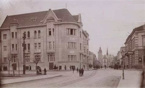 Stará fotografia žien v kaviarni